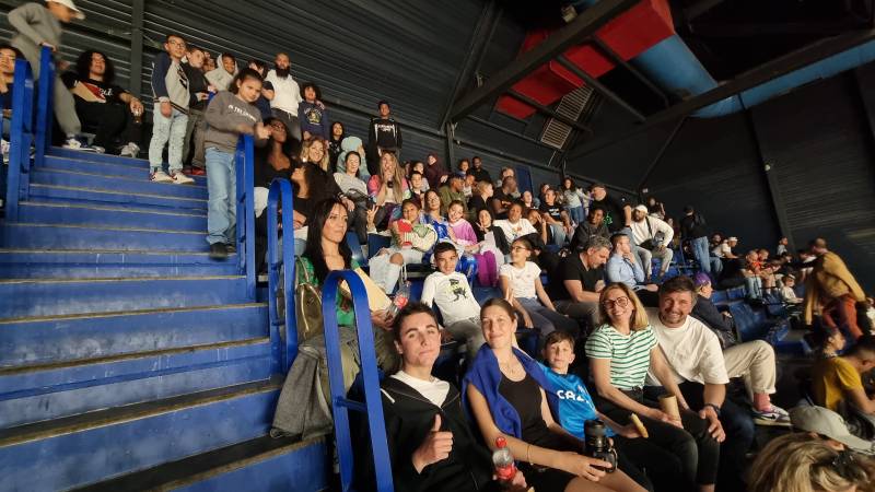 80 licenciés de l'Union Marseille Basketball assistent au match de Fos Provence Basket au Palais des sports de Marseille grâce à des invitations offertes